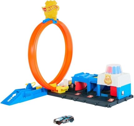 Wheels Polis İstasyonu Oyun Seti Hot Wheels Polis İstasyonu Oyun Seti, 1:64 ölçekli oyuncak polis arabası ve ayarlanabilir pist çemberi JBM71