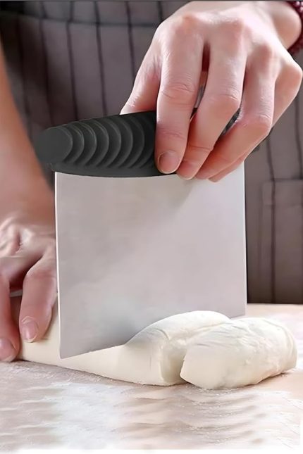 Paslanmaz Çelik Hamur Spatulası, 12 cm Genişlik, Ergonomik Saplı, Çok Amaçlı Mutfak Kazıyıcı ve Kesici