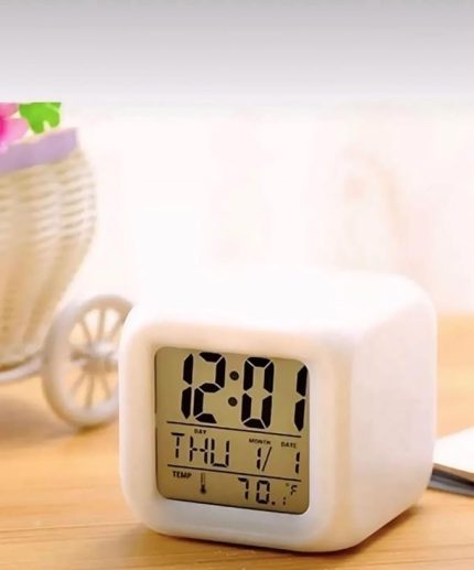 Renk Değiştiren Küp Şeklinde Dijital Masa Saati: Alarm, Termometre ve Tarih Özellikli