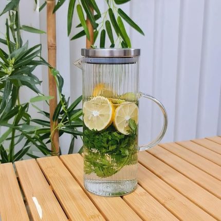 1500ml Metal Kapaklı Line Borosilikat Cam Yağlık & Sürahi – Şık, Dayanıklı ve Sağlıklı Saklama Çözümü (9cm x 23cm)