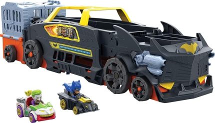 Wheels Racerverse Ultimate Batman Pist Seti Hot Wheels Racerverse Ultimate Batman Pist Seti, 2 adet metal oyuncak arabayla 3 şeritli yarış pistine dönüşen araç HXN21