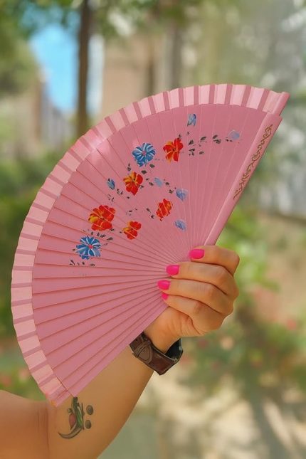 Pembe Zeminli Katlanabilir El Yelpazesi Mavi Kırmızı Çiçek Desenli Ahşap Saplı Dekoratif El Yelpazesi 40x22 cm Geleneksel Tasarım