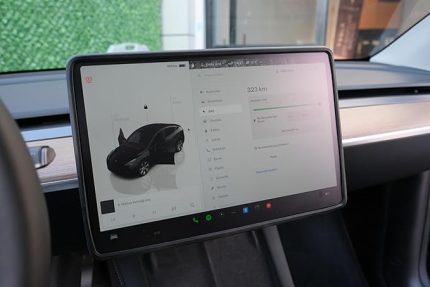 Tesla Model Y ile Uyumlu Ekran Koruyucu Silikon Çerçeve (Siyah)