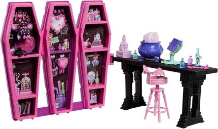 HIGH DRACULAURA'NIN GİZLİ İKSİR ODASI™ Oyun Seti 12'den fazla aksesuar ve sürpriz dönüşümler içeren Monster High Draculaura'nın Gizli İksir Odası oyun seti JBF15