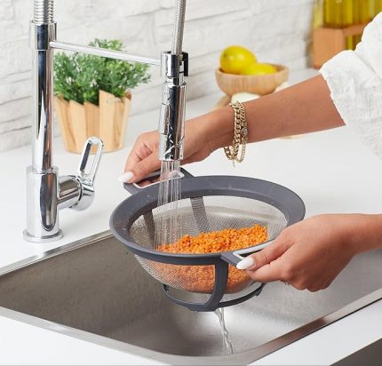 Plastik Süzgeç – Makarna, Pirinç, Sebze ve Meyve Süzme Kabı | Ayaklı ve Kulplu, Yükseltilmiş Tabanlı, 31x23cm, Dayanıklı ve Pratik (ASORTİ)