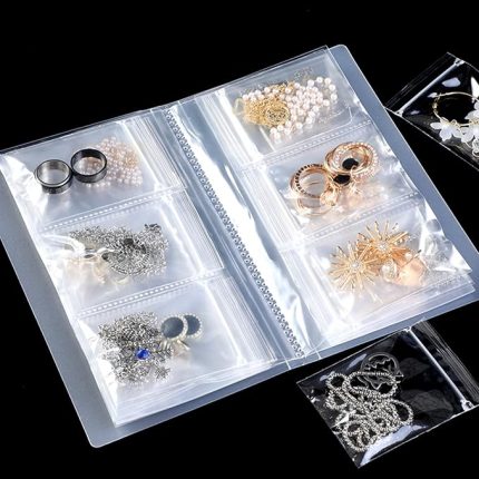 Seyahat Takı Düzenleyici Küpe Saklama ve Mücevher Tutucu Şeffaf Takı Saklama Kitabı PVC Oksidasyon Karşıtı Takı Depolama Yüzük, Kolye, Bilezik, Saplama, Küpe için (84 Izgara+30 Parça Çanta)