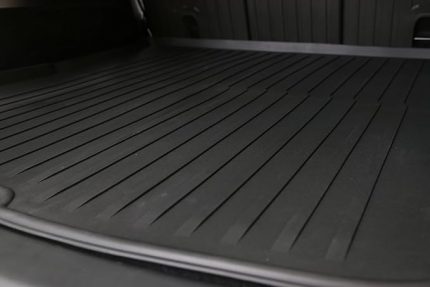 Tesla Model Y ile Uyumlu Arka Bagaj Havuzu Kulaklı V2 (Enjeksiyon)