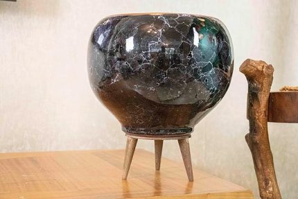 Tasarımı Ev Dekorasyon Siyah Mermer Efektli Artistik Çift Sırlı İç ve Dış Mekan Kullanımlı Ayaklı Toprak Terakota Saksı Saksılık Çiçeklik