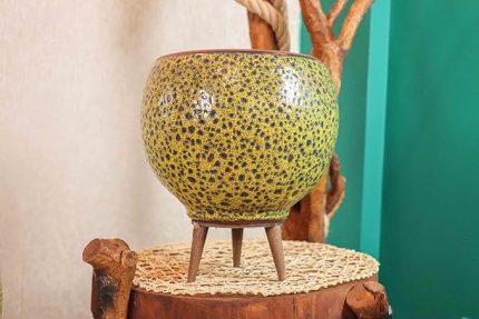 Tasarımı Ev Dekorasyon Hardal Sarısı Şekilli Artistik Çift Sırlı İç ve Dış Mekan Kullanımlı Ayaklı Toprak Terakota Saksı Saksılık Çiçeklik