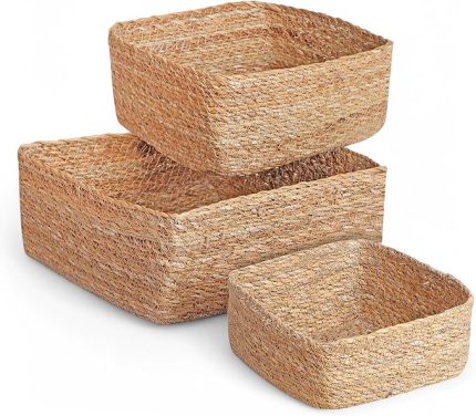 3'lü Rustik El Yapımı Doğal Kare Hasır Düzenleyici Seti | 3'lü Hasır Kare Organizer Seti – Dekoratif, Çok Amaçlı ve Dayanıklı Rattan Sepetler (26x26x12cm – 22x22x10cm – 18x18x8cm)
