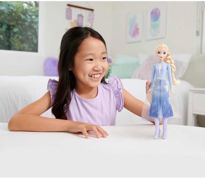 Frozen HLW48 | FD Core - Elsa Fr 2 | Disney Frozen 2'den Esinlenen Pelerin, Etek ve Bot ve Örgülü Saçlı İmza Seyahat Kıyafetinde Posable Doll - Görsel 2