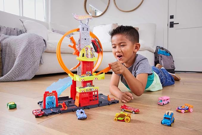 Wheels Çember Pistli İftaiye İstasyonu 1 oyuncak araba ve süper çemberli itfaiye istasyonu içeren Hot Wheels™ Şehri Çember Pistli İftaiye İstasyonu HKX41 | Diğer setlere bağlanan 1 oyuncak araba, çocuklarla çalışan asansör, su benzeri rampa ve döngü pisti oyunu içerir - Görsel 2