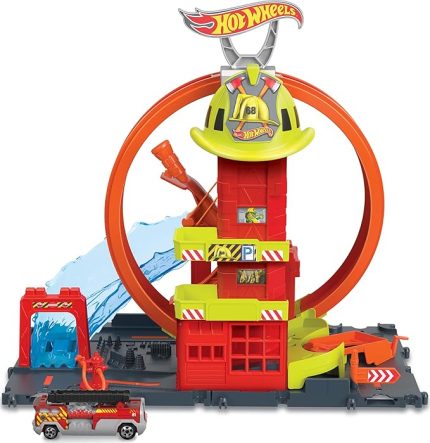 Wheels Çember Pistli İftaiye İstasyonu 1 oyuncak araba ve süper çemberli itfaiye istasyonu içeren Hot Wheels™ Şehri Çember Pistli İftaiye İstasyonu HKX41 | Diğer setlere bağlanan 1 oyuncak araba, çocuklarla çalışan asansör, su benzeri rampa ve döngü pisti oyunu içerir